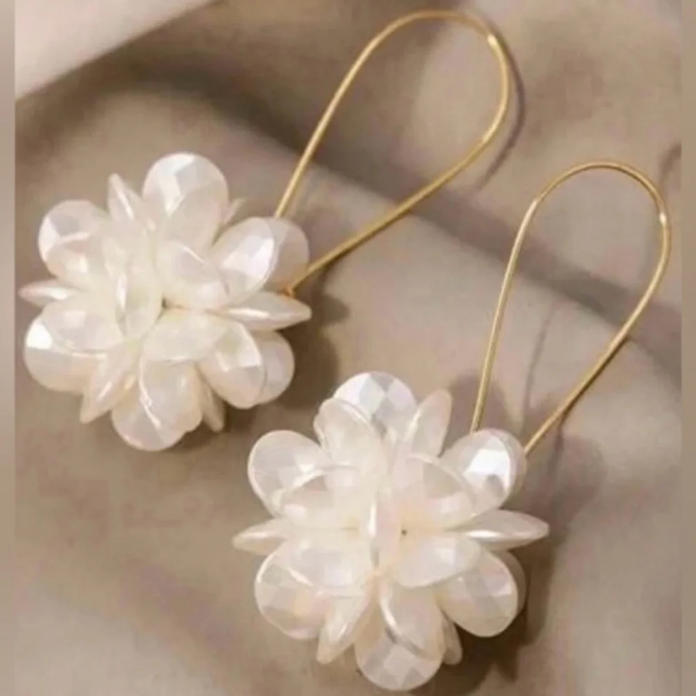 Elegant White Floral Earrings - Picture 1 of 3